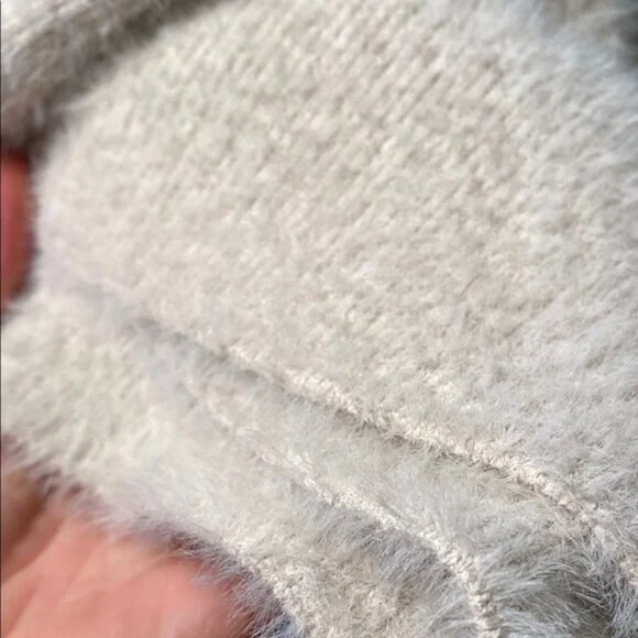 Quiet Luxury Cream V-Neck Sweater Short Sleeved Minimalist Neutral - Picture 3 of 5